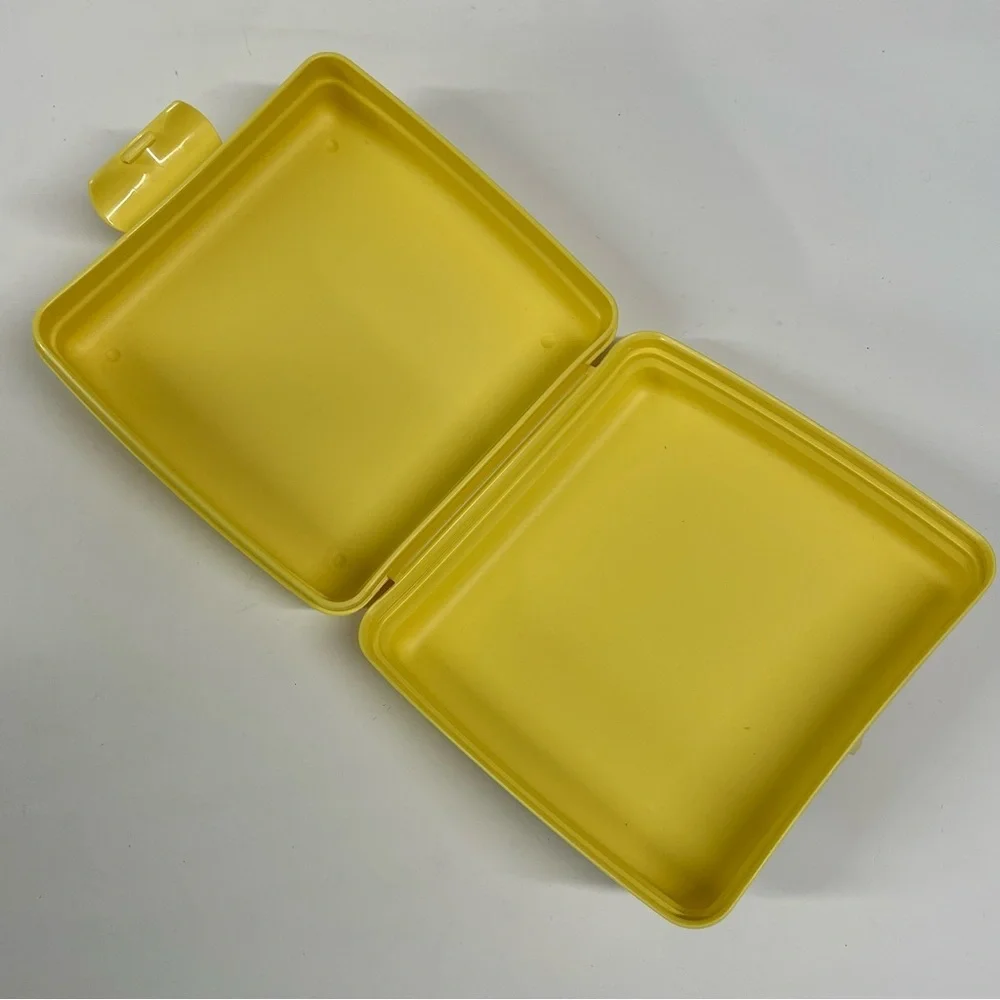Tupperware‎ SpongeBob Squarepants Sandwich Keeper Container 3752D-2 Yellow